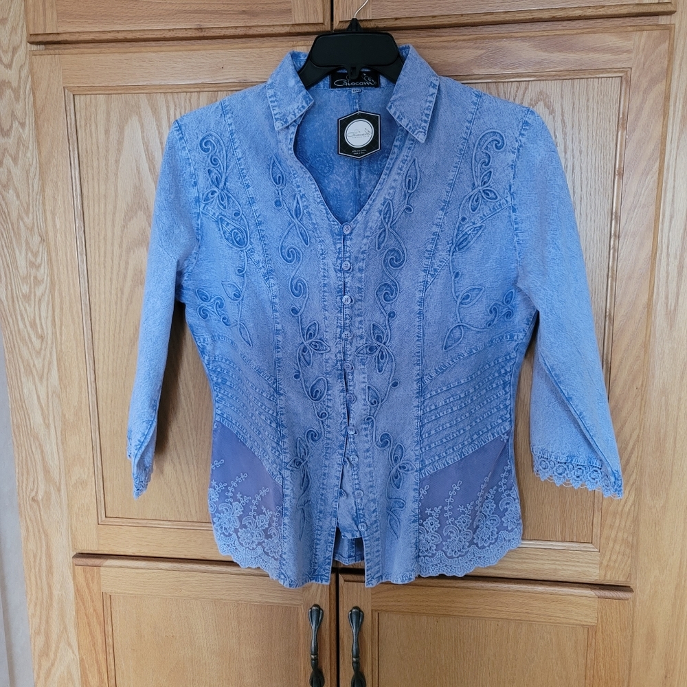 Beautiful detailed, button down blouse/top